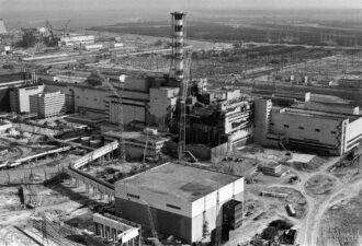 Аварійний четвертий енергоблок Чорнобильської АЕС після вибуху, вид з висоти, будівельні крани навколо зруйнованого реактора.