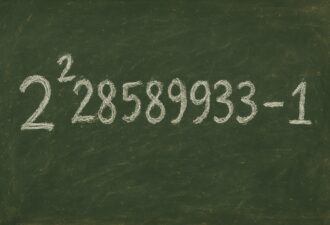 Математичний вираз на шкільній дошці: 2 у степені 82 589 933 мінус 1 — найбільше відоме просте число Мерсенна, записане білою крейдою.