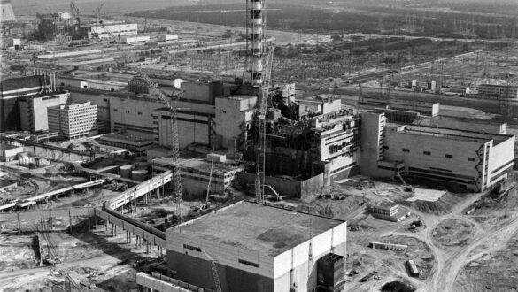 Аварійний четвертий енергоблок Чорнобильської АЕС після вибуху, вид з висоти, будівельні крани навколо зруйнованого реактора.
