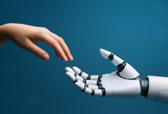 Людська рука простягається до роботизованої долоні ШІ на синьому градієнтному тлі, горизонтальна обкладинка без тексту.