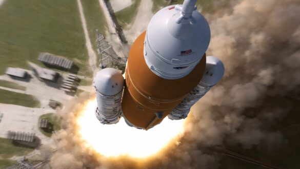 Ракета SLS з кораблем Orion (місія Artemis) під час старту, вид зверху з потужним полум’ям двигунів і хмарами диму над космодромом