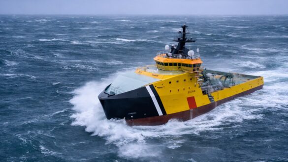 Бурове судно жовтого кольору прорізає штормові хвилі в океані, вид з іншого ракурсу, сильний вітер і бризки води, драматичне небо.